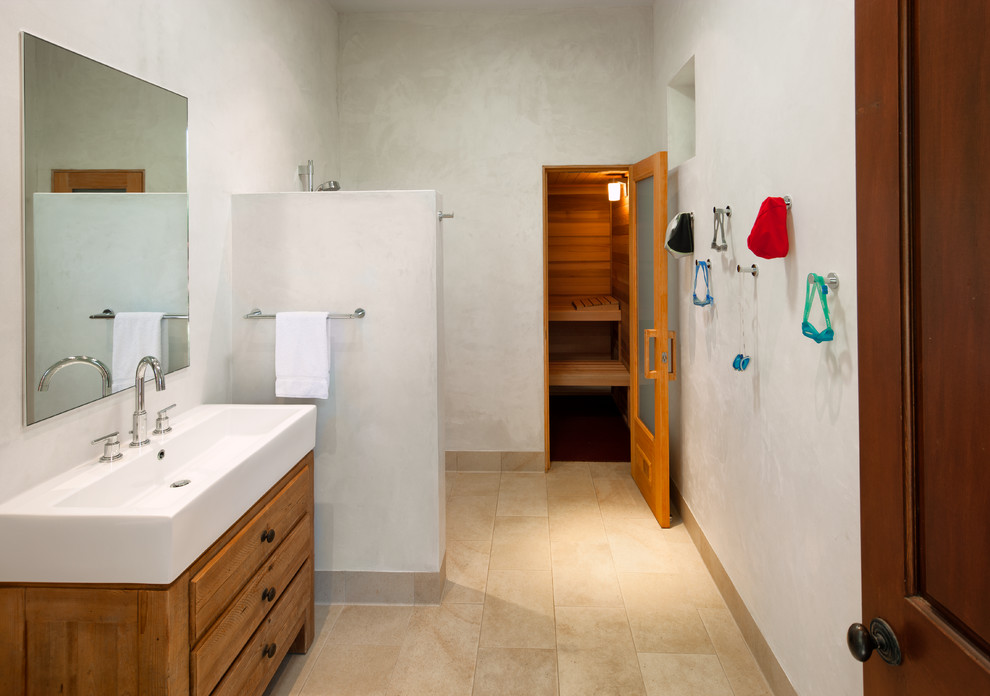 Ejemplo de cuarto de baño mediterráneo con paredes blancas
