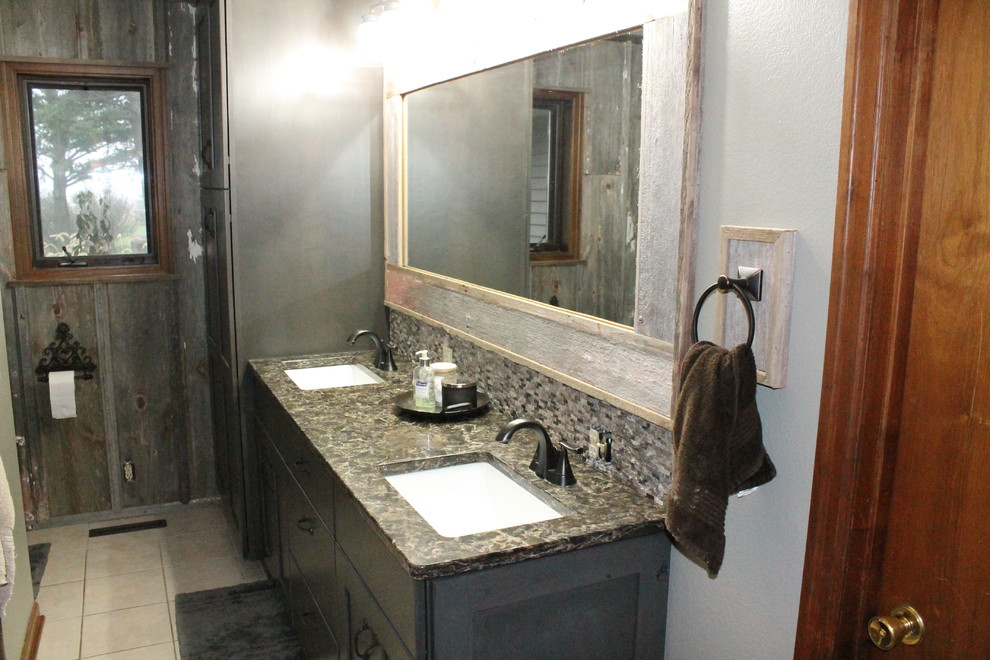 Bild på ett mellanstort vintage badrum med dusch, med luckor med infälld panel, grå skåp, brun kakel, keramikplattor, grå väggar, klinkergolv i porslin, ett undermonterad handfat, bänkskiva i kvartsit och beiget golv