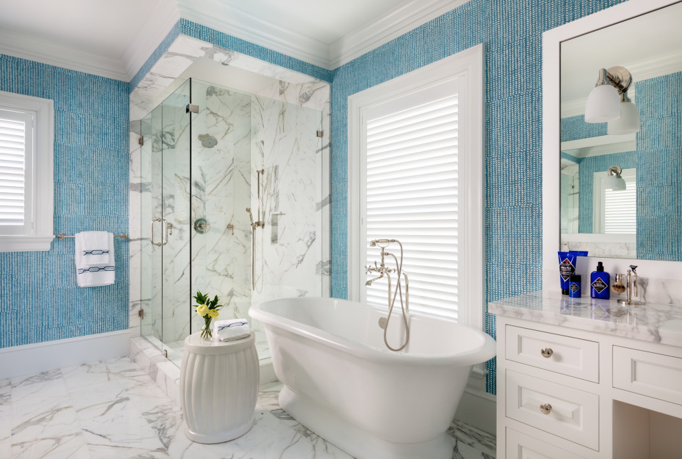 Exempel på ett exotiskt flerfärgad flerfärgat en-suite badrum, med luckor med infälld panel, vita skåp, ett fristående badkar, en dusch i en alkov, flerfärgad kakel, flerfärgade väggar, marmorgolv, flerfärgat golv och dusch med gångjärnsdörr