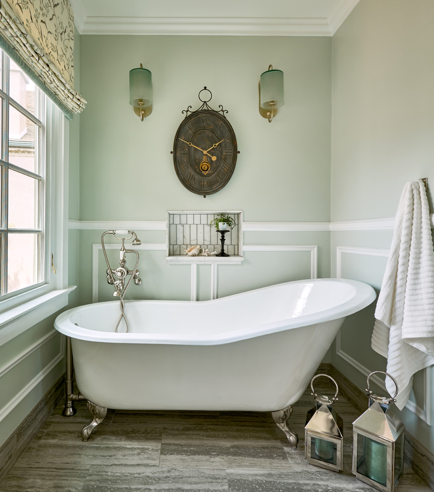 Источник вдохновения для домашнего уюта: ванная комната в стиле шебби-шик с отдельно стоящей ванной, зелеными стенами и серым полом