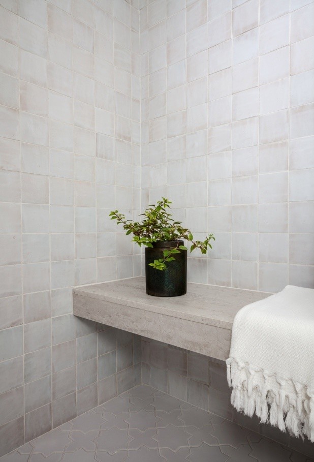 Réalisation d'une salle de bain méditerranéenne avec un carrelage blanc et des carreaux en terre cuite.