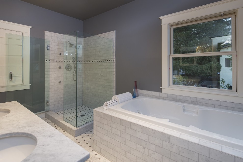 Exempel på ett mellanstort en-suite badrum, med ett avlångt handfat, kaklad bänkskiva, ett platsbyggt badkar, en hörndusch, flerfärgad kakel, tunnelbanekakel, grå väggar och marmorgolv