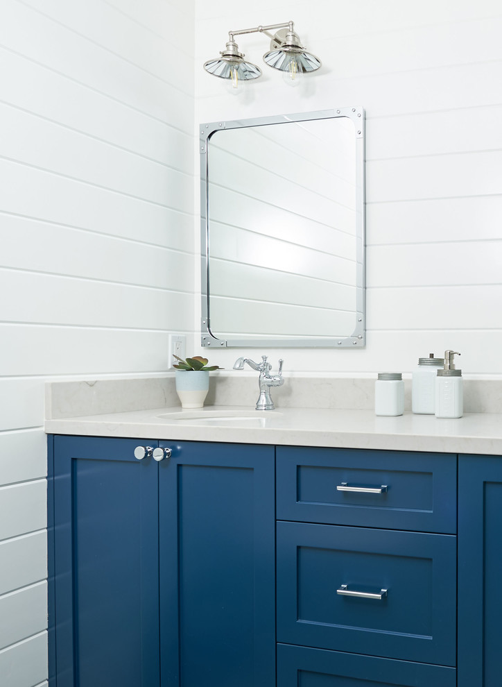 Источник вдохновения для домашнего уюта: ванная комната среднего размера в морском стиле с фасадами в стиле шейкер, белыми фасадами, угловым душем, белой плиткой, керамической плиткой, синими стенами, полом из керамической плитки, врезной раковиной, столешницей из искусственного кварца, серым полом, душем с распашными дверями и белой столешницей