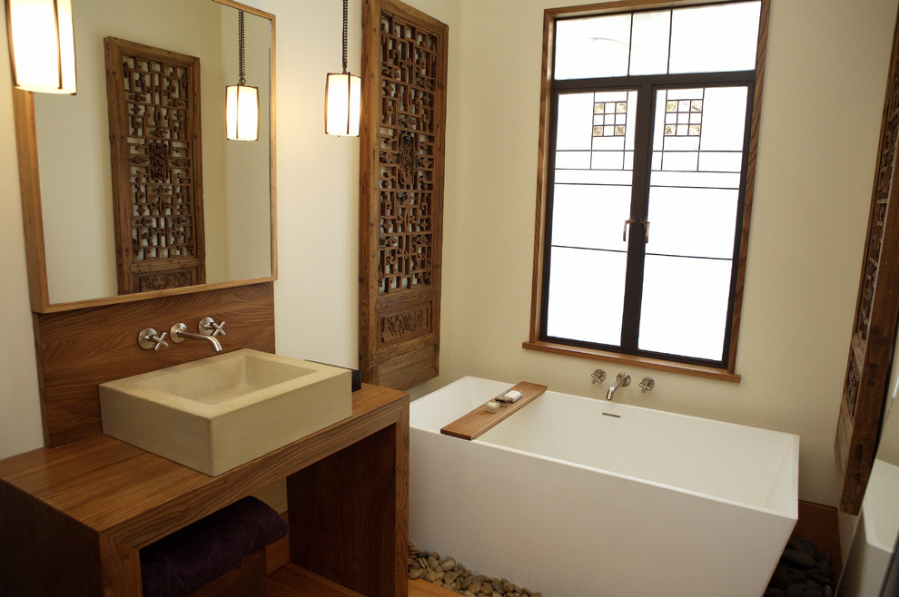 Inredning av ett modernt badrum, med ett fristående badkar och ett fristående handfat