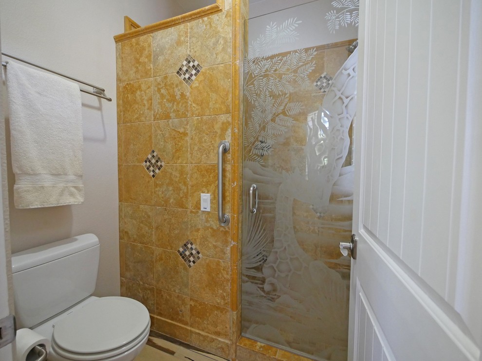 Mediterranes Badezimmer mit Doppeldusche und weißer Wandfarbe in Los Angeles