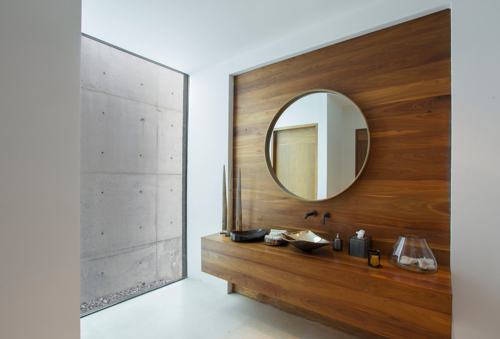 Idéer för funkis en-suite badrum, med skåp i mellenmörkt trä, grå väggar, betonggolv, ett fristående handfat och grått golv