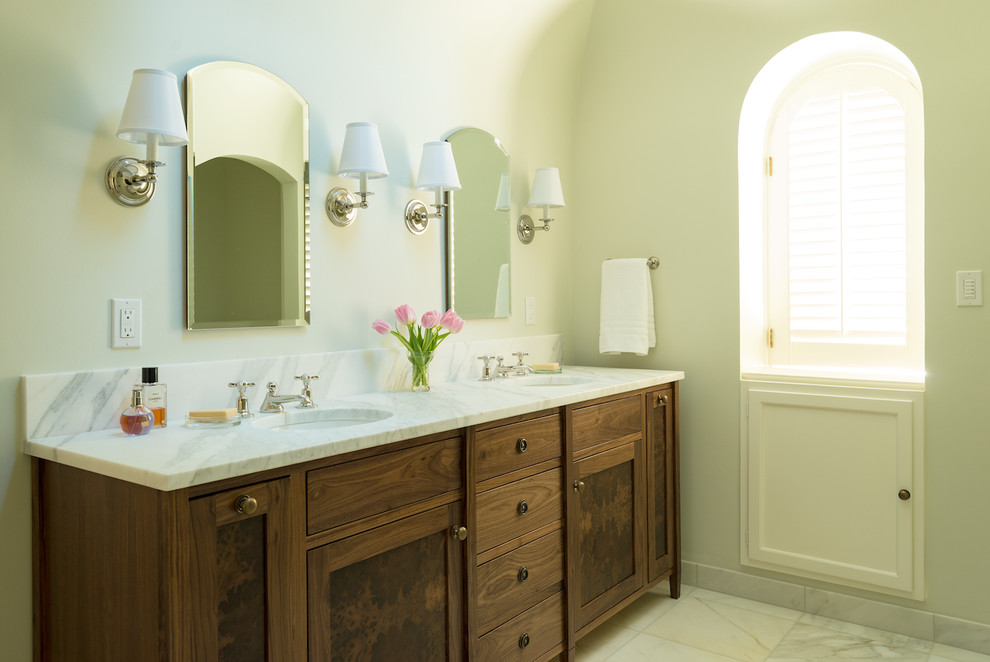 Источник вдохновения для домашнего уюта: главная ванная комната среднего размера в классическом стиле с зелеными стенами, мраморным полом, врезной раковиной, мраморной столешницей, гидромассажной ванной, зеленой плиткой и керамической плиткой