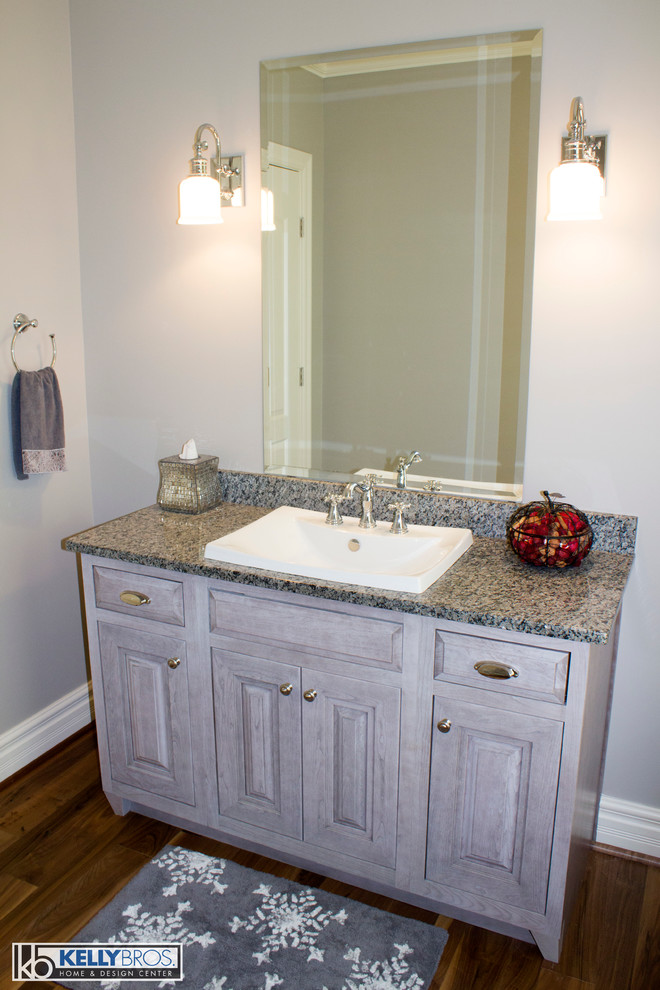 Klassisches Duschbad mit profilierten Schrankfronten, grauen Schränken und Granit-Waschbecken/Waschtisch in Cincinnati