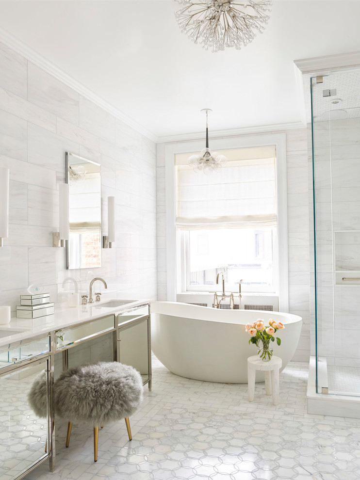 Modelo de cuarto de baño principal tradicional renovado con bañera exenta, ducha esquinera, baldosas y/o azulejos blancos, paredes blancas, lavabo bajoencimera, suelo blanco y encimeras blancas
