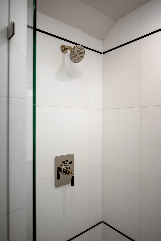 Идея дизайна: ванная комната среднего размера в современном стиле с душевой комнатой, унитазом-моноблоком, бежевой плиткой, керамической плиткой, белыми стенами, полом из мозаичной плитки, душевой кабиной, врезной раковиной и душем с распашными дверями