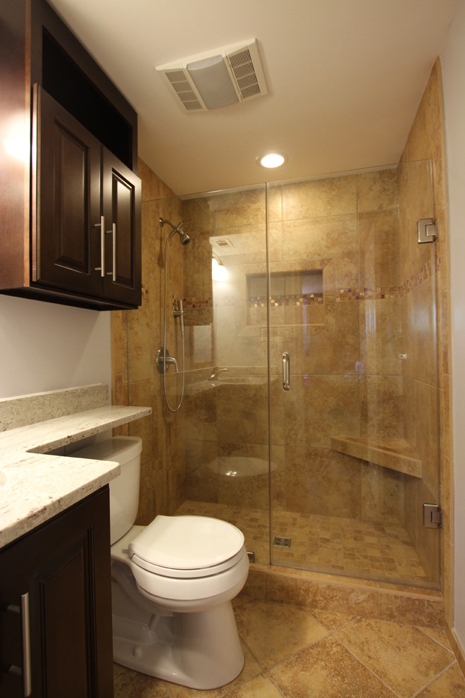 Bild på ett litet vintage en-suite badrum, med ett undermonterad handfat, luckor med upphöjd panel, skåp i mörkt trä, granitbänkskiva, en toalettstol med separat cisternkåpa, porslinskakel, grå väggar, klinkergolv i porslin och brun kakel