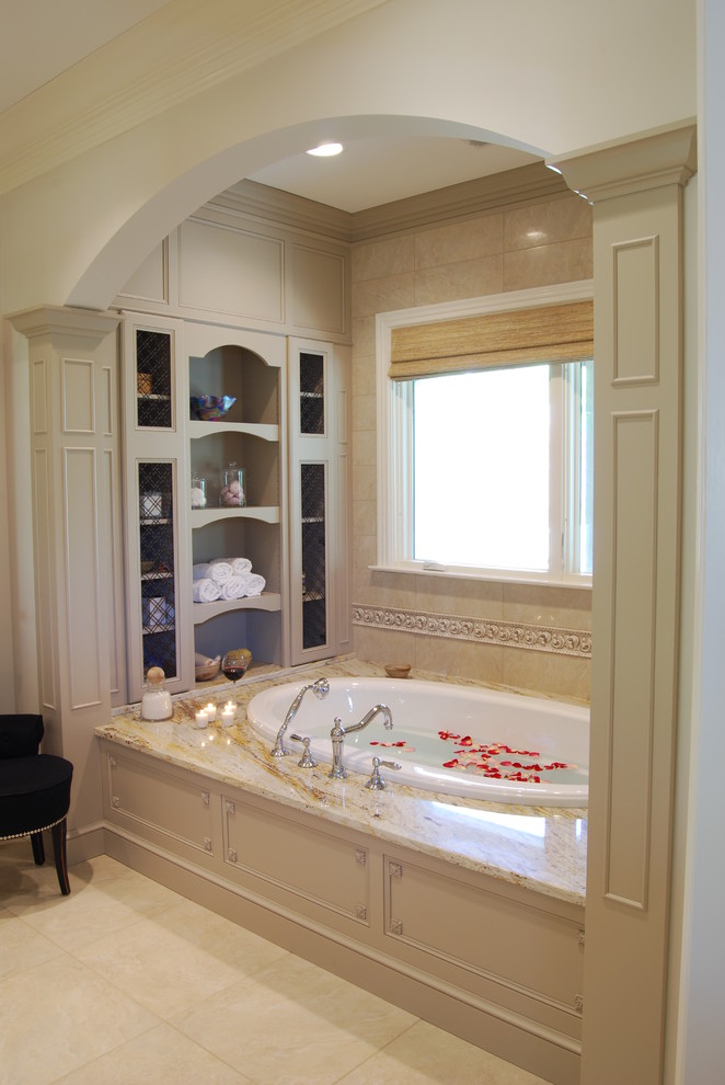Свежая идея для дизайна: главная ванная комната среднего размера в стиле фьюжн с плоскими фасадами, серыми фасадами, серой плиткой, керамогранитной плиткой, разноцветными стенами, столешницей из гранита, накладной ванной и полом из известняка - отличное фото интерьера