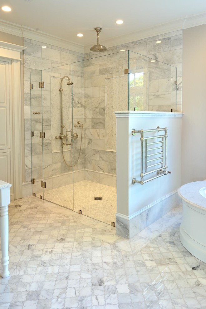 Modelo de cuarto de baño tradicional renovado grande con ducha empotrada y suelo de mármol
