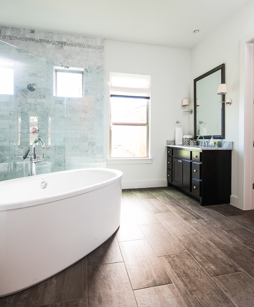 Exempel på ett stort klassiskt en-suite badrum, med luckor med infälld panel, skåp i mörkt trä, ett fristående badkar, en hörndusch, grå kakel, keramikplattor, vita väggar, mellanmörkt trägolv, ett undermonterad handfat och granitbänkskiva
