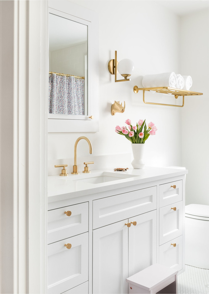 Idéer för ett klassiskt vit badrum, med luckor med infälld panel, vita skåp, vita väggar, mosaikgolv, ett undermonterad handfat och vitt golv