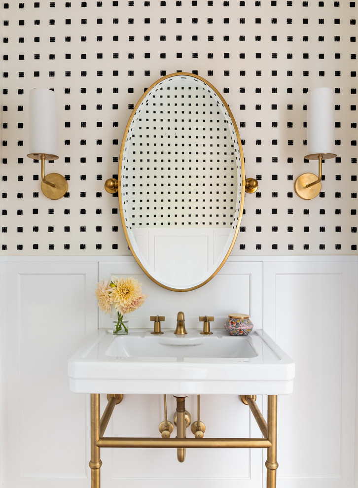 Foto di una stanza da bagno tradizionale con pareti beige e lavabo a consolle