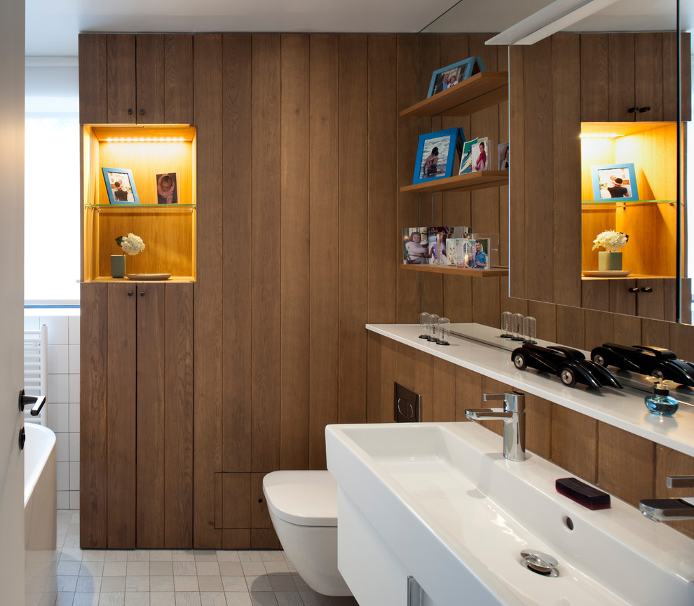 Immagine di una stanza da bagno design con ante lisce, ante bianche, lavabo a consolle e pavimento grigio