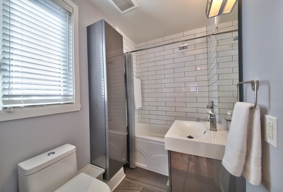 Inspiration för små klassiska badrum med dusch, med släta luckor, grå skåp, ett badkar i en alkov, en dusch/badkar-kombination, en toalettstol med hel cisternkåpa, grå kakel, porslinskakel, grå väggar, klinkergolv i porslin, ett integrerad handfat, bänkskiva i akrylsten, grått golv och dusch med duschdraperi