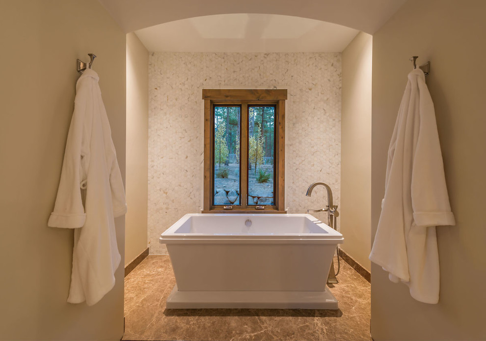 Großes Klassisches Badezimmer En Suite mit freistehender Badewanne, beigen Fliesen, beiger Wandfarbe und Marmorboden in Sonstige