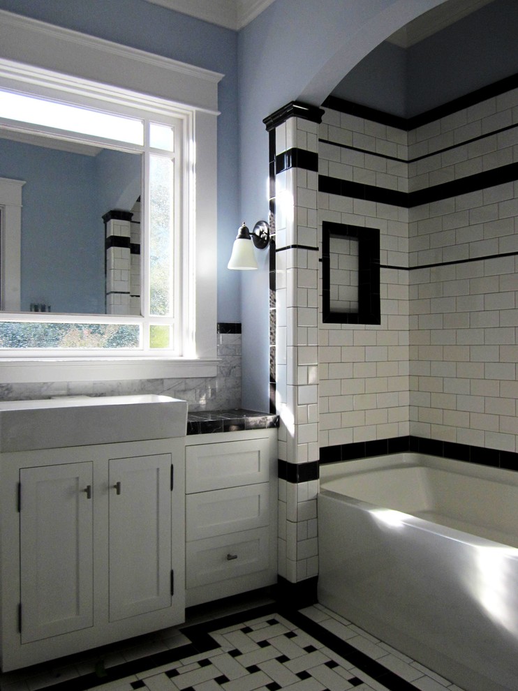 Idéer för ett mellanstort klassiskt badrum, med ett fristående handfat, skåp i shakerstil, vita skåp, marmorbänkskiva, ett badkar i en alkov, en dusch i en alkov, en toalettstol med separat cisternkåpa, vit kakel, keramikplattor, blå väggar och klinkergolv i keramik