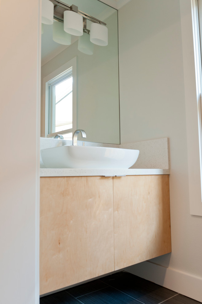 Источник вдохновения для домашнего уюта: главная ванная комната среднего размера в современном стиле с настольной раковиной, плоскими фасадами, светлыми деревянными фасадами, столешницей из кварцита, душем в нише, унитазом-моноблоком, белой плиткой, керамогранитной плиткой, бежевыми стенами и полом из керамогранита