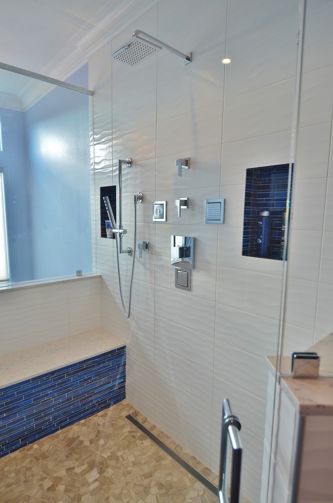 Réalisation d'une salle de bain principale design de taille moyenne avec un placard à porte shaker, des portes de placard blanches, une baignoire sur pieds, une douche à l'italienne, WC séparés, un carrelage blanc, des carreaux de porcelaine, un mur bleu, un sol en carrelage de porcelaine, un lavabo encastré, un plan de toilette en quartz modifié, un sol marron et une cabine de douche à porte battante.