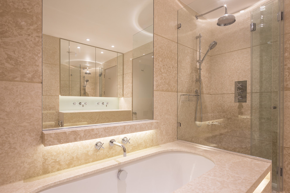 Idées déco pour une grande salle de bain contemporaine avec une douche ouverte, des dalles de pierre, un mur beige, un sol en marbre et un lavabo encastré.