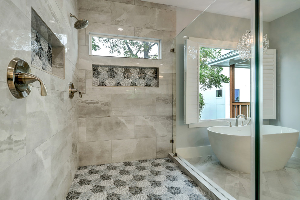 Стильный дизайн: большая главная ванная комната в классическом стиле с фасадами в стиле шейкер, синими фасадами, отдельно стоящей ванной, двойным душем, унитазом-моноблоком, серой плиткой, керамической плиткой, серыми стенами, мраморным полом, накладной раковиной, столешницей из кварцита, серым полом, душем с распашными дверями, белой столешницей, нишей, тумбой под две раковины и встроенной тумбой - последний тренд