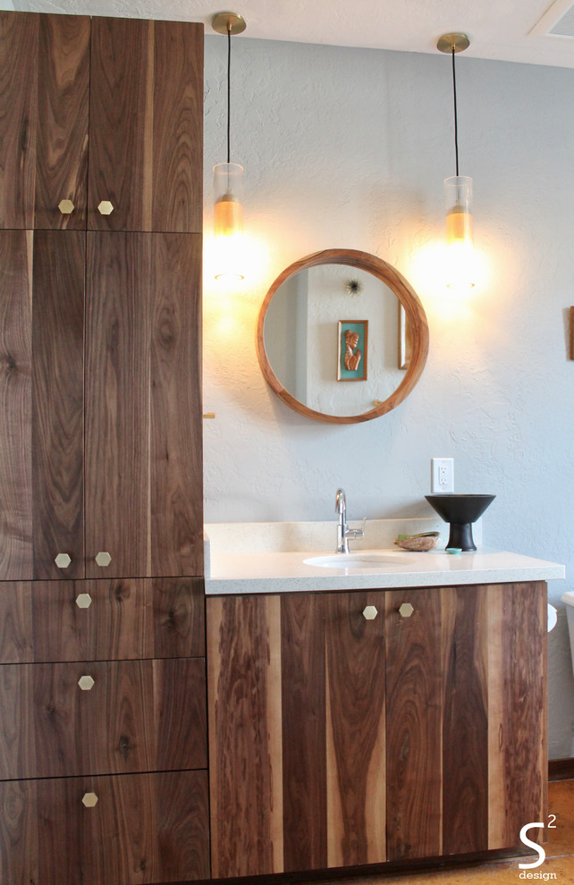 Exempel på ett mellanstort 60 tals vit vitt badrum, med släta luckor, skåp i mellenmörkt trä, ett badkar i en alkov, en dusch/badkar-kombination, en toalettstol med separat cisternkåpa, grå kakel, porslinskakel, blå väggar, betonggolv, ett undermonterad handfat, bänkskiva i kvarts, orange golv och dusch med duschdraperi