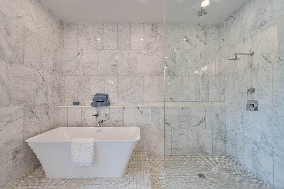 Exempel på ett stort klassiskt vit vitt en-suite badrum, med ett fristående badkar, en öppen dusch, vita väggar, vit kakel, möbel-liknande, en toalettstol med separat cisternkåpa, marmorkakel, mörkt trägolv, ett undermonterad handfat, bänkskiva i kvarts, brunt golv och med dusch som är öppen