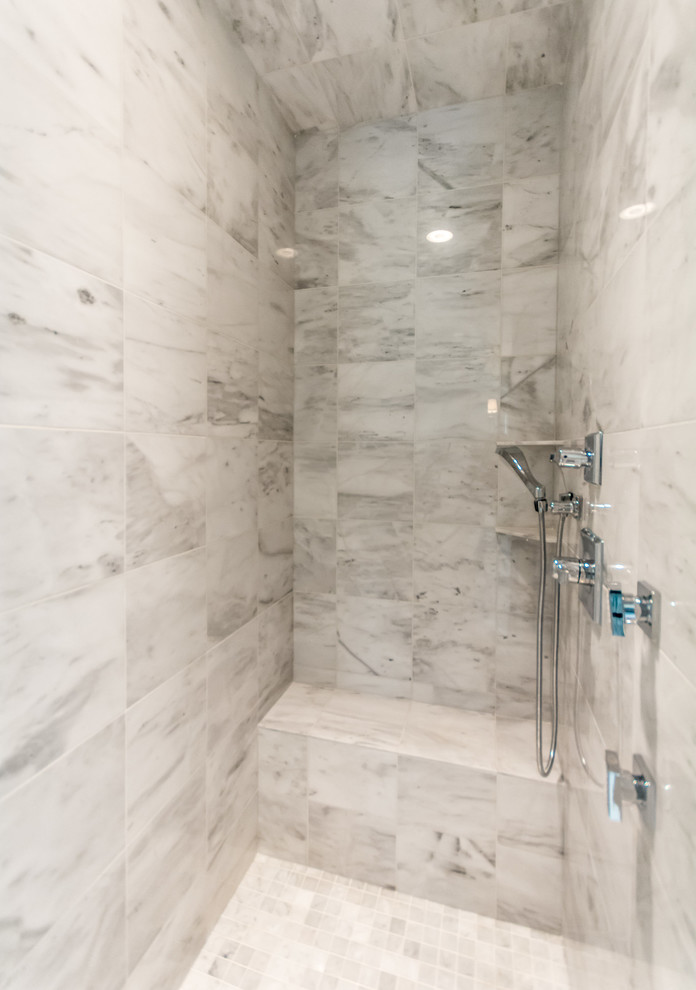 Inredning av ett modernt badrum, med en dusch i en alkov, grå kakel, flerfärgad kakel, vit kakel, marmorkakel och marmorgolv