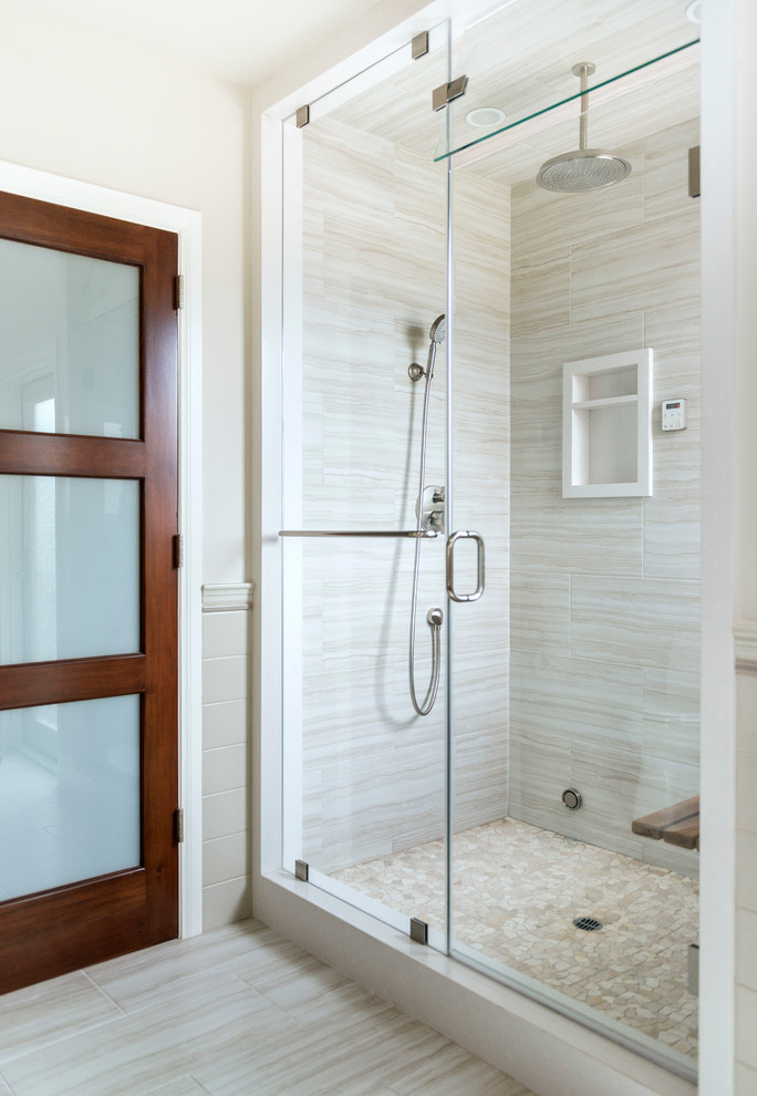 Imagen de cuarto de baño principal tradicional renovado con ducha esquinera, paredes blancas, suelo de baldosas de cerámica, suelo beige y ducha con puerta con bisagras