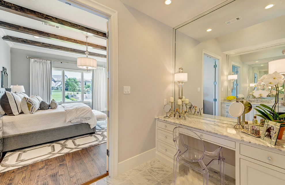 Стильный дизайн: главная ванная комната в стиле неоклассика (современная классика) с серыми стенами - последний тренд
