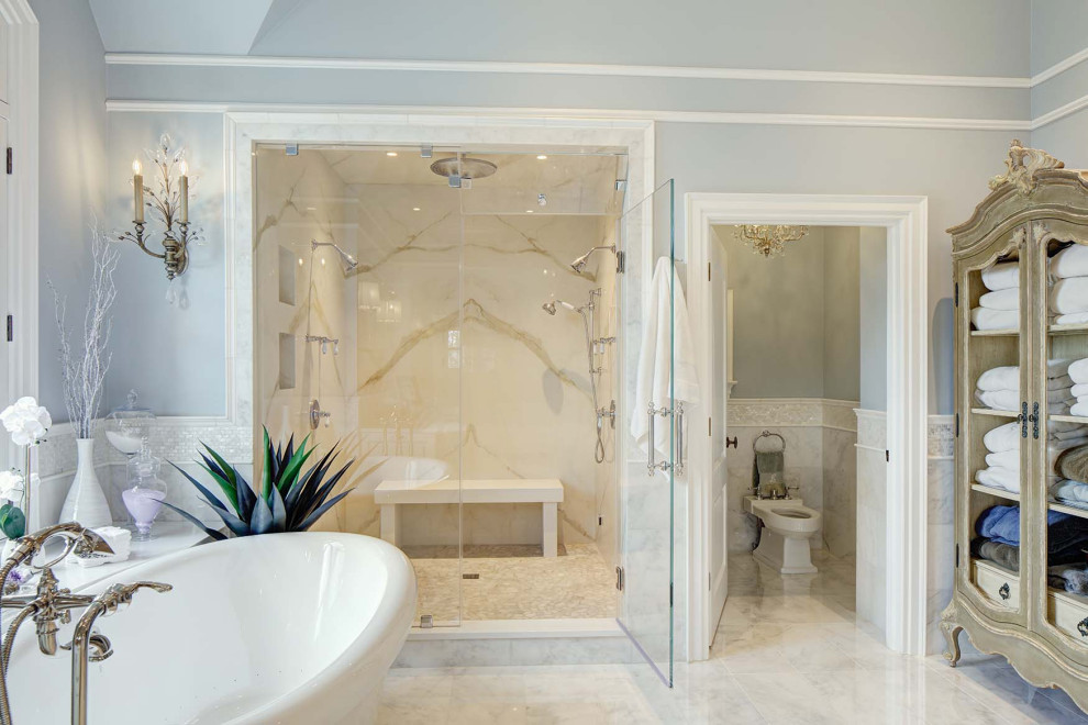 Идея дизайна: огромная главная ванная комната в стиле неоклассика (современная классика) с белыми фасадами, отдельно стоящей ванной, биде, белой плиткой, мраморной плиткой, синими стенами, мраморным полом, врезной раковиной, столешницей из кварцита, серым полом, душем с распашными дверями и белой столешницей