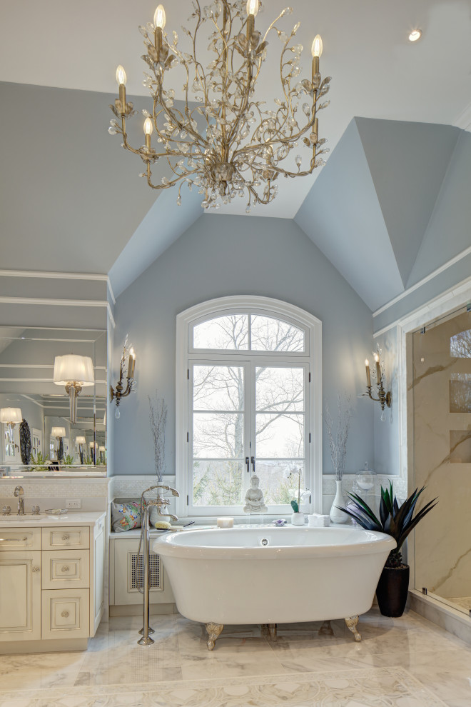Пример оригинального дизайна: огромная главная ванная комната в классическом стиле с белыми фасадами, белой плиткой, мраморной плиткой, синими стенами, мраморным полом, врезной раковиной, столешницей из кварцита, душем с распашными дверями, белой столешницей, фасадами с выступающей филенкой, ванной на ножках и белым полом