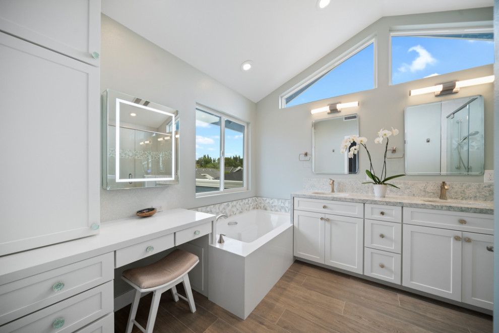 Пример оригинального дизайна: ванная комната среднего размера в морском стиле с фасадами в стиле шейкер, белыми фасадами, накладной ванной, унитазом-моноблоком, разноцветной плиткой, стеклянной плиткой, синими стенами, полом из плитки под дерево, врезной раковиной, столешницей из искусственного кварца, коричневым полом, душем с распашными дверями, разноцветной столешницей и встроенной тумбой