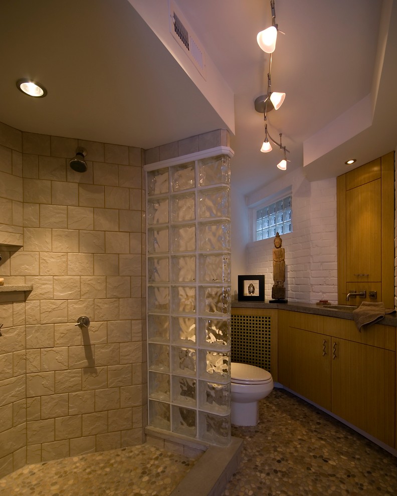 Idéer för små orientaliska badrum med dusch, med släta luckor, skåp i mellenmörkt trä, en öppen dusch, beige kakel, keramikplattor, vita väggar, klinkergolv i småsten och ett undermonterad handfat