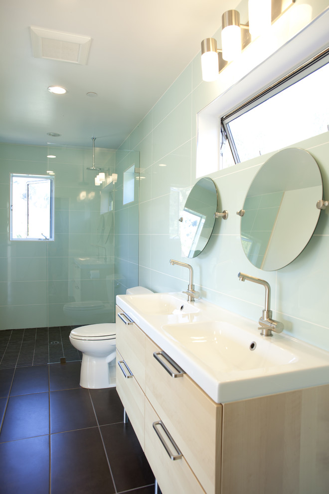 Idéer för funkis badrum, med ett integrerad handfat, släta luckor, skåp i ljust trä, en öppen dusch och med dusch som är öppen