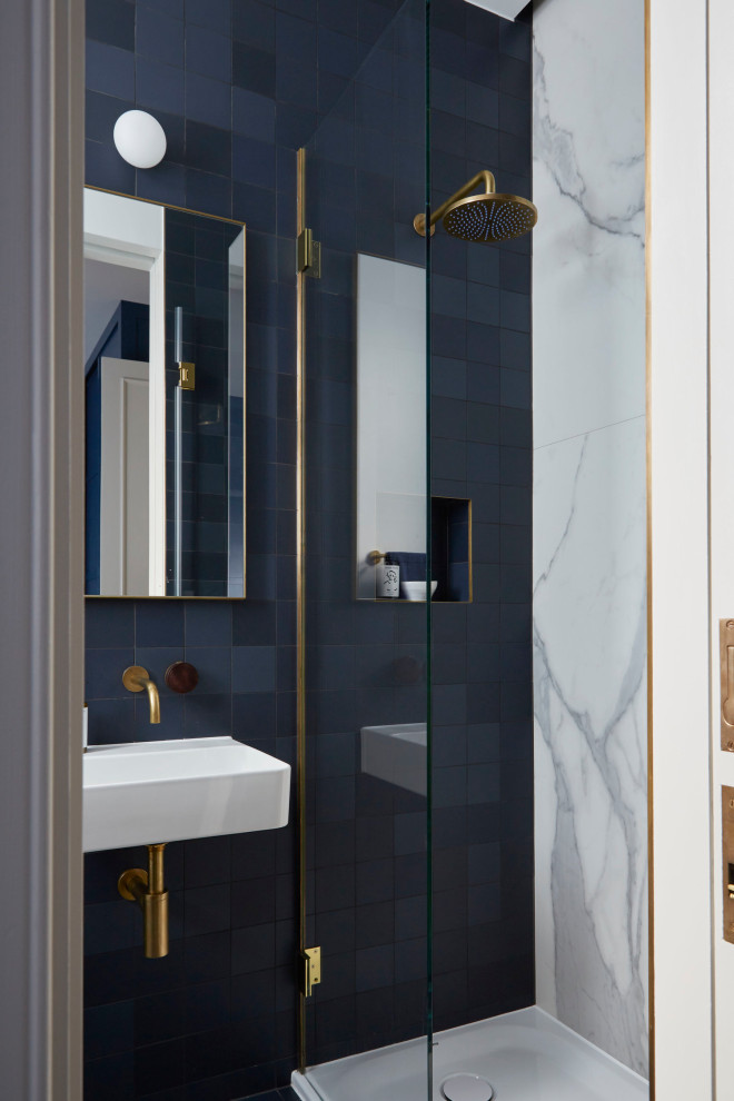 Esempio di una stanza da bagno padronale design di medie dimensioni con doccia aperta, piastrelle blu, lavabo sospeso, un lavabo e mobile bagno sospeso