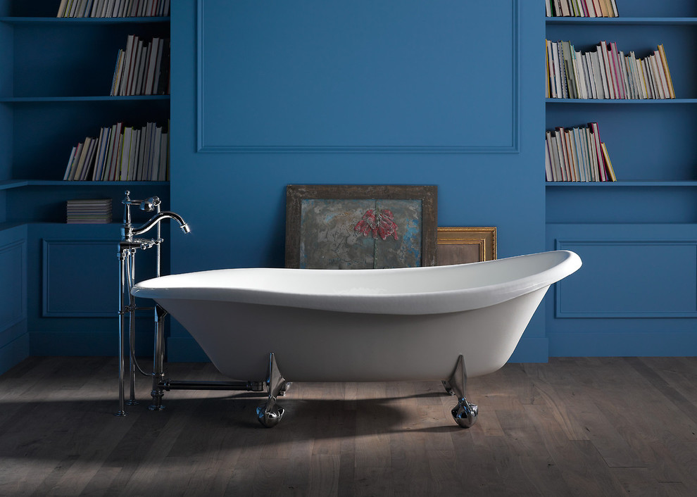 Modelo de cuarto de baño principal tradicional de tamaño medio con bañera exenta, paredes azules y suelo de madera en tonos medios