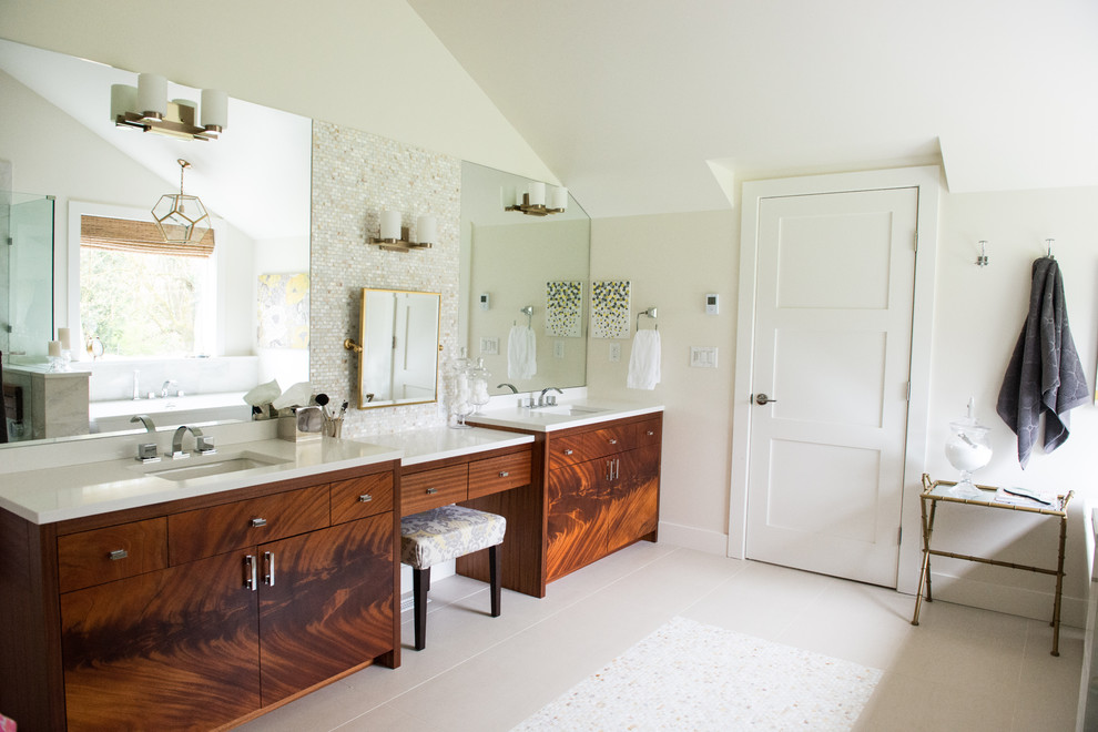 Immagine di una stanza da bagno classica con lavabo sottopiano, ante lisce, ante in legno bruno, piastrelle bianche, piastrelle a mosaico e pavimento beige