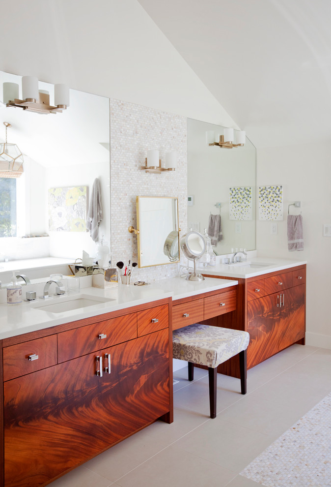 Imagen de cuarto de baño clásico renovado con armarios con paneles lisos y puertas de armario de madera en tonos medios