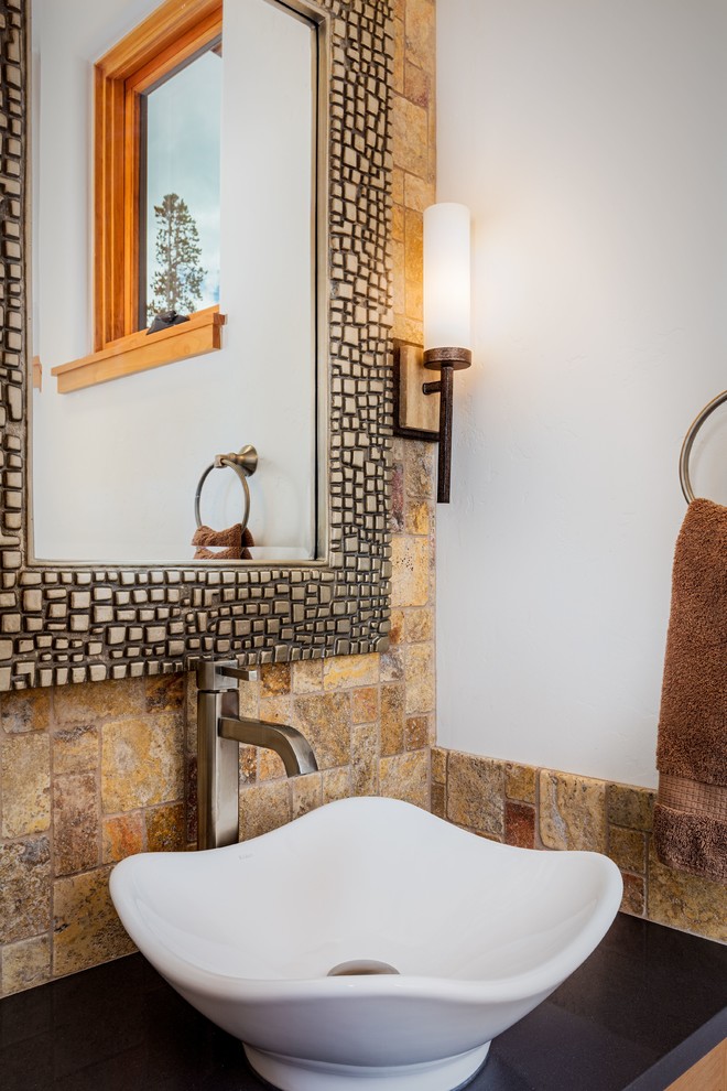 Idées déco pour un WC et toilettes moderne en bois brun de taille moyenne avec un mur blanc et une vasque.