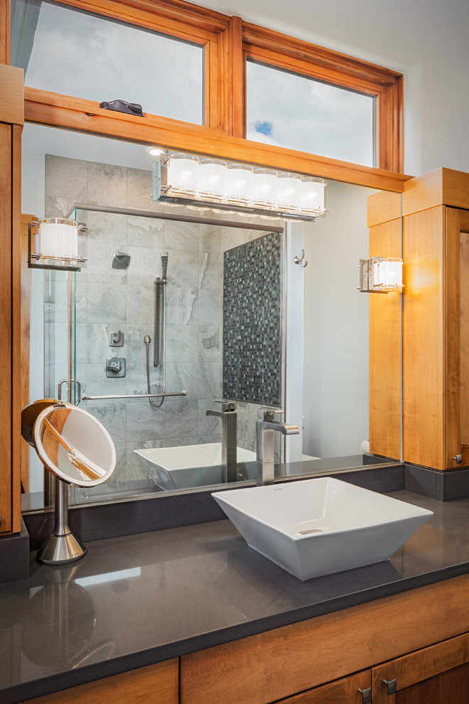 Ispirazione per una stanza da bagno padronale moderna di medie dimensioni con ante in stile shaker, ante in legno scuro, doccia ad angolo, pareti bianche, pavimento in gres porcellanato e lavabo a bacinella