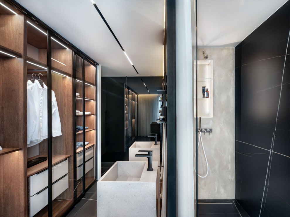Foto på ett stort funkis grå en-suite badrum, med släta luckor, grå skåp, en dusch i en alkov, svart kakel, grå kakel, svarta väggar, ett integrerad handfat, grått golv och med dusch som är öppen