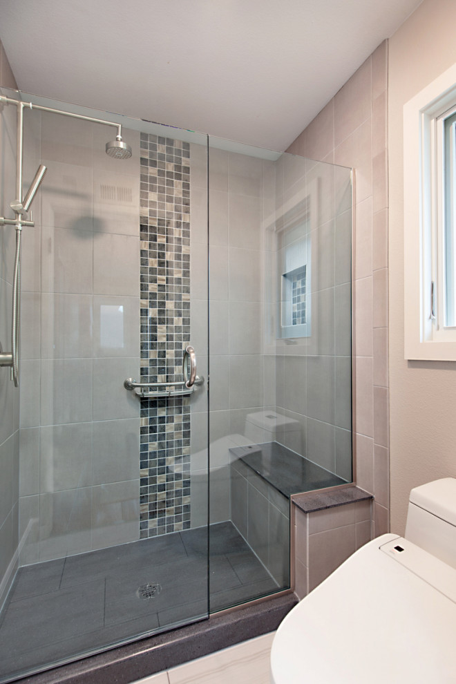 Kleines Modernes Badezimmer En Suite mit grauen Schränken, Duschnische, grauen Fliesen, Keramikfliesen, Porzellan-Bodenfliesen, grauem Boden und Schiebetür-Duschabtrennung in San Diego