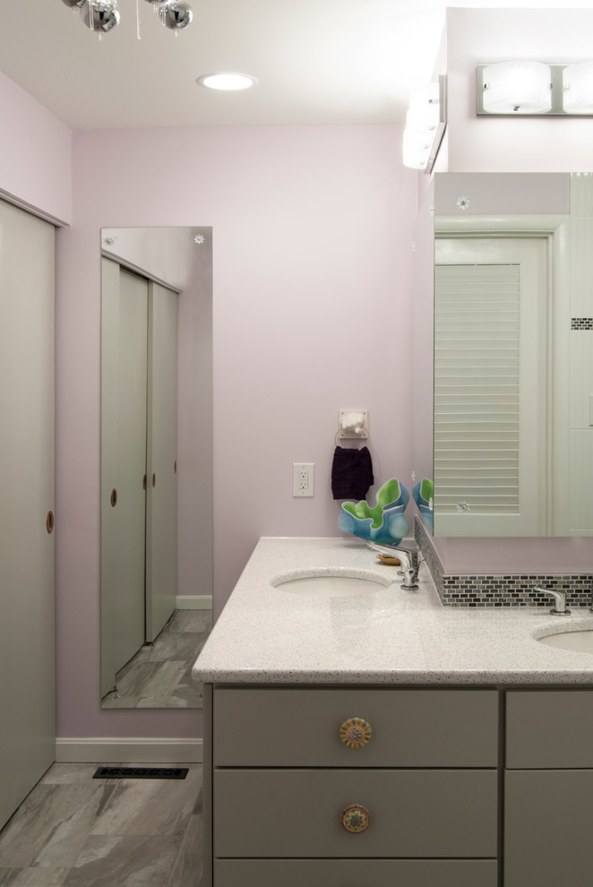 Immagine di una stanza da bagno padronale moderna di medie dimensioni con lavabo sottopiano, ante lisce, ante grigie, top in quarzite, doccia alcova, WC monopezzo, piastrelle bianche, piastrelle in ceramica, pareti rosa e pavimento in gres porcellanato
