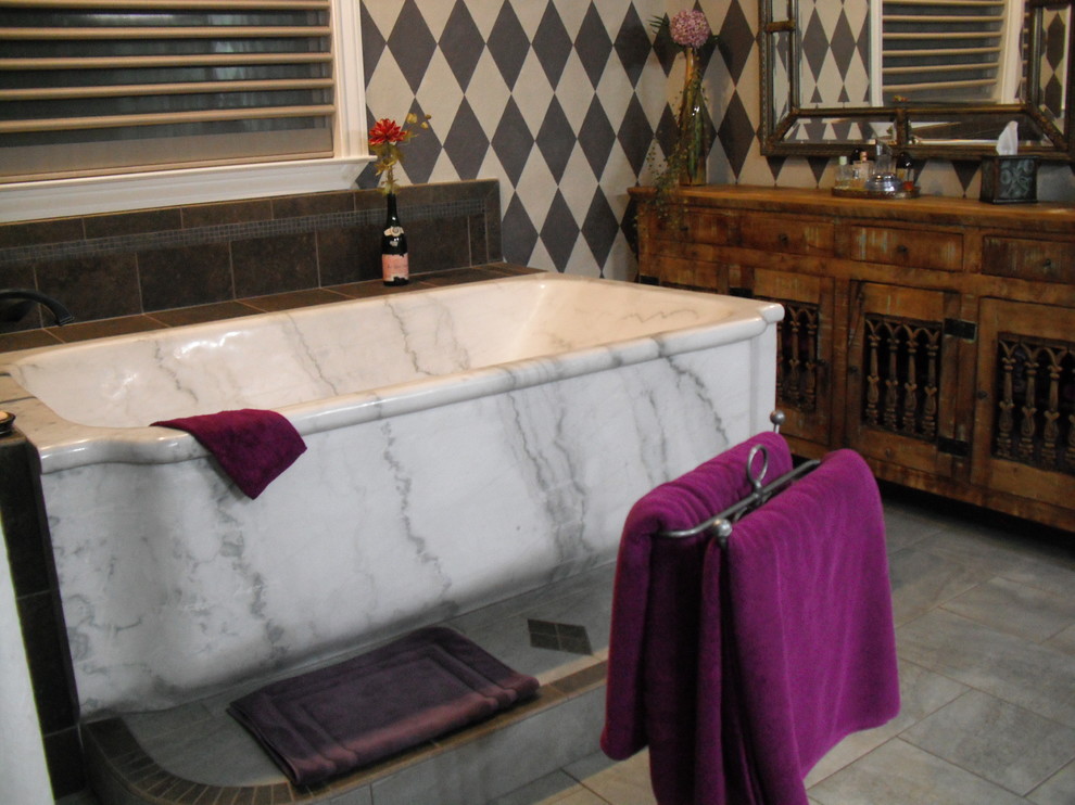 Cette image montre une salle de bain principale traditionnelle en bois vieilli de taille moyenne avec une vasque, un placard en trompe-l'oeil, un plan de toilette en marbre, une baignoire d'angle, une douche d'angle, WC à poser, un carrelage gris, un carrelage de pierre, un mur multicolore et un sol en ardoise.