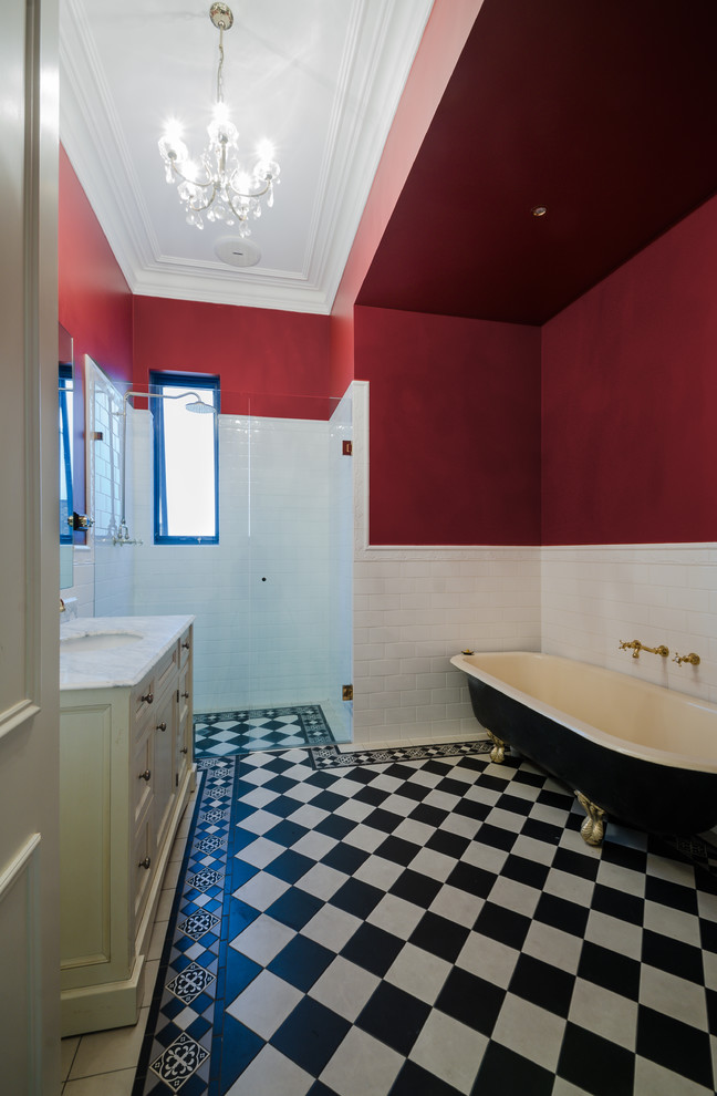 Источник вдохновения для домашнего уюта: детская ванная комната среднего размера в классическом стиле с фасадами с утопленной филенкой, бежевыми фасадами, ванной на ножках, душем в нише, раздельным унитазом, белой плиткой, керамической плиткой, красными стенами, полом из керамической плитки, врезной раковиной и мраморной столешницей