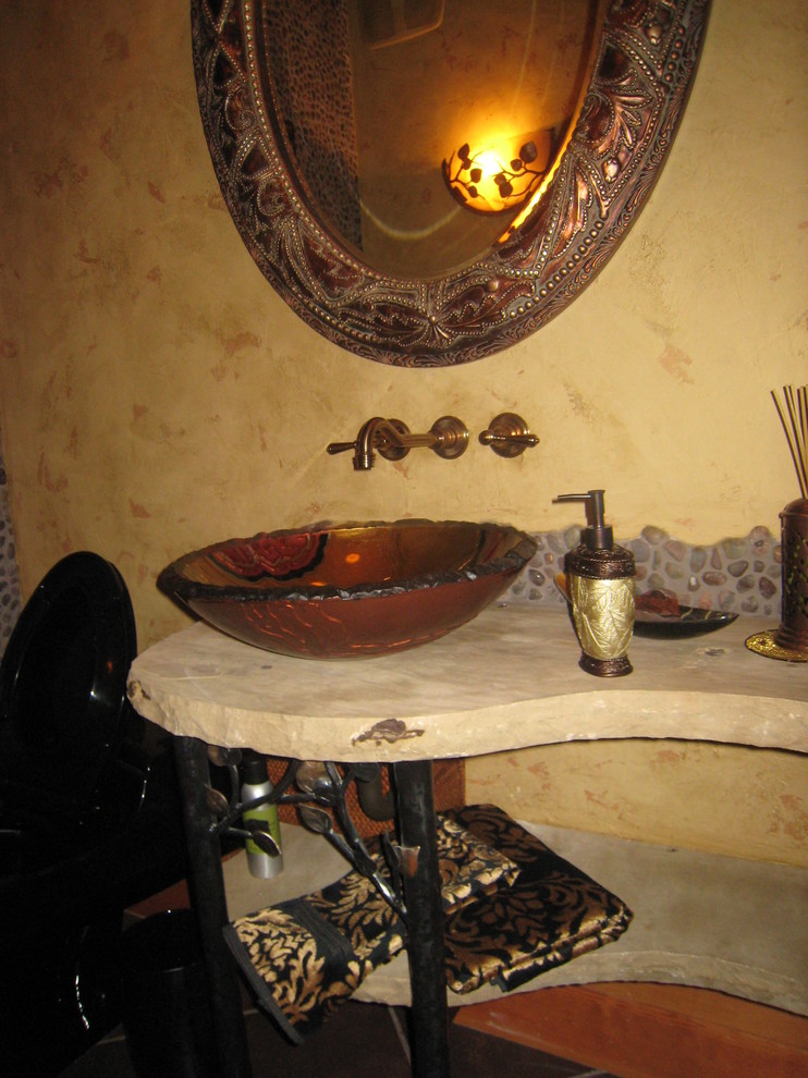 Ispirazione per un bagno di servizio stile rurale di medie dimensioni con pareti beige, lavabo a bacinella, WC monopezzo e pavimento con piastrelle in ceramica